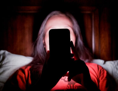 با دور کردن گوشی در هنگام خواب از این مشکلات در امان باش